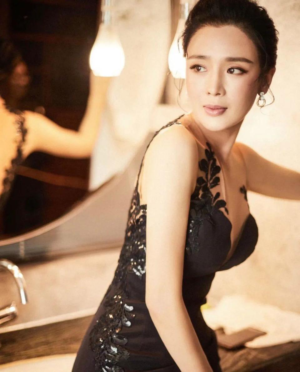 《狗剩快跑》周显欣:撞脸巩俐, 弃医从艺,与制片人闪婚,怀孕也一波三