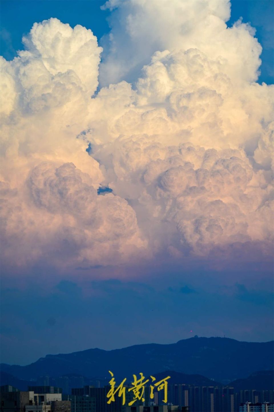 夕阳映照下高温天空现大朵双色云团