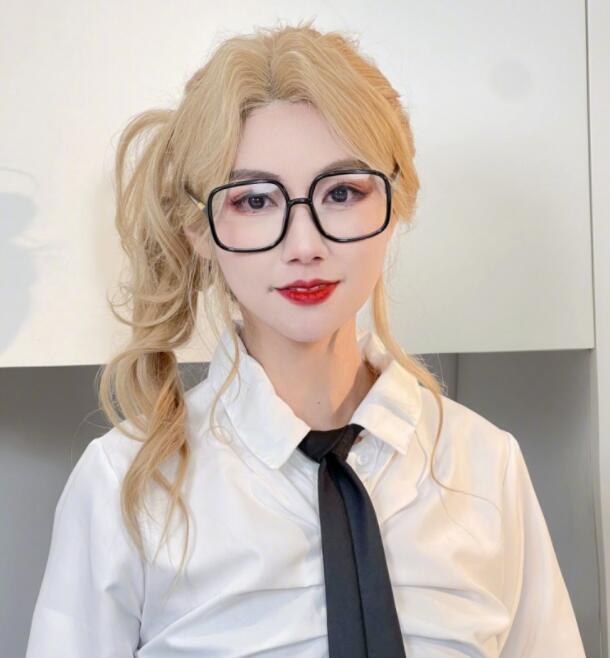 lpl初代女神小苍晒自拍丝毫不像40岁的人越来越年轻了