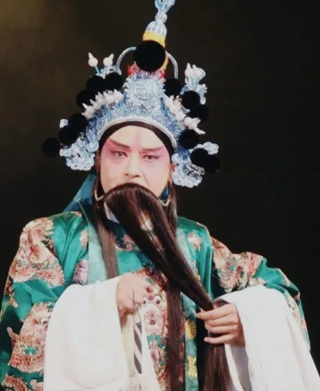 不过,他虽演的是黄梅戏,但其实来自江苏省扬州市的侯长荣是唱扬剧的