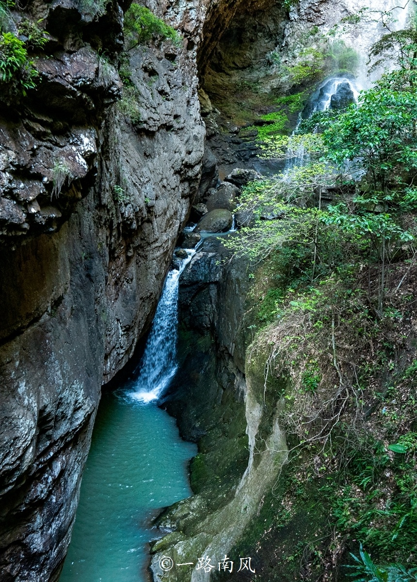 福州大山里隐藏一条深沟,半山还有崩塌的天坑,神秘又瑰丽