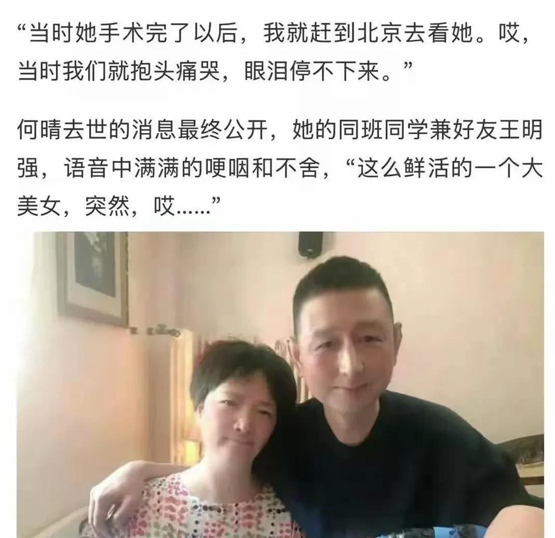 許亞軍現身何晴葬禮，兒子許何捧着媽媽遺像，父子倆穿黑衣很悲傷 - 