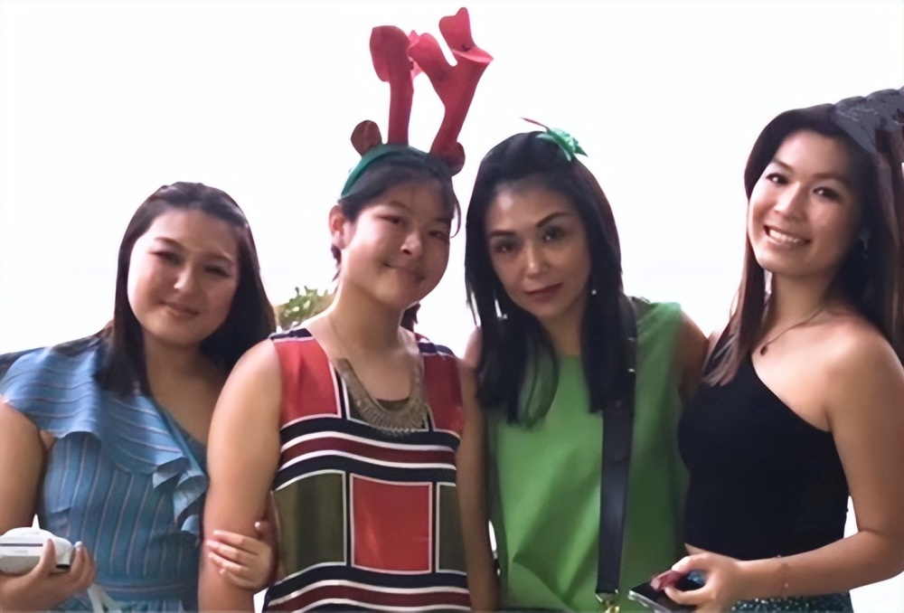 53岁张凤妮近况嫁小7岁富豪移居国外生活惬意3个女儿颜值高