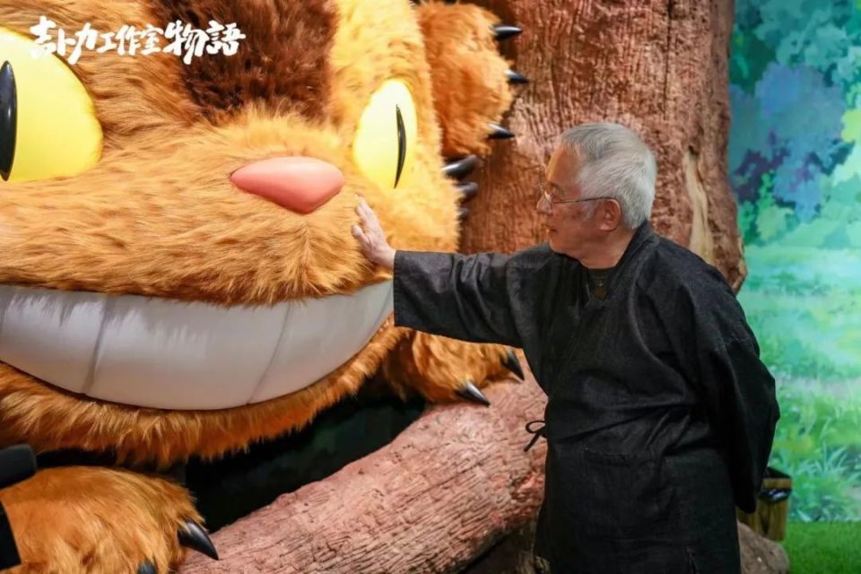 从铃木敏夫此次来华参观展览时还在认真用小梳子给龙猫巴士顺毛,连连