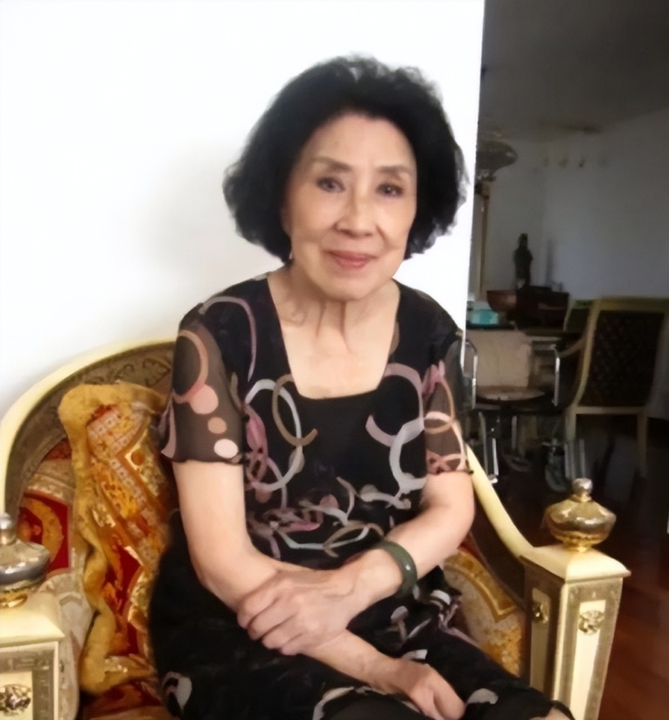 1948年,张灵甫战死后,20岁王玉龄和儿子在南京,一张罕见的留影