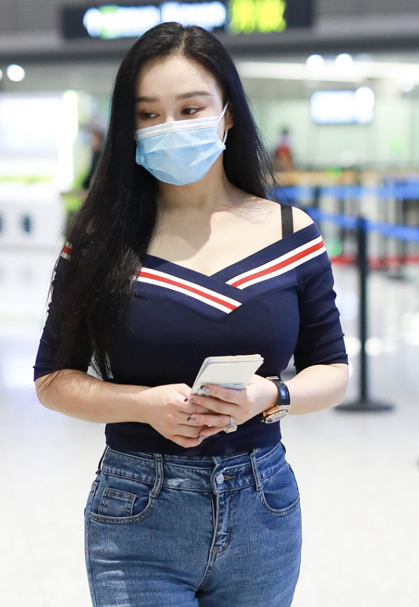 邹市明老婆近照再现"魔鬼身材",却因一根球杆再次受到质疑_腾讯新闻