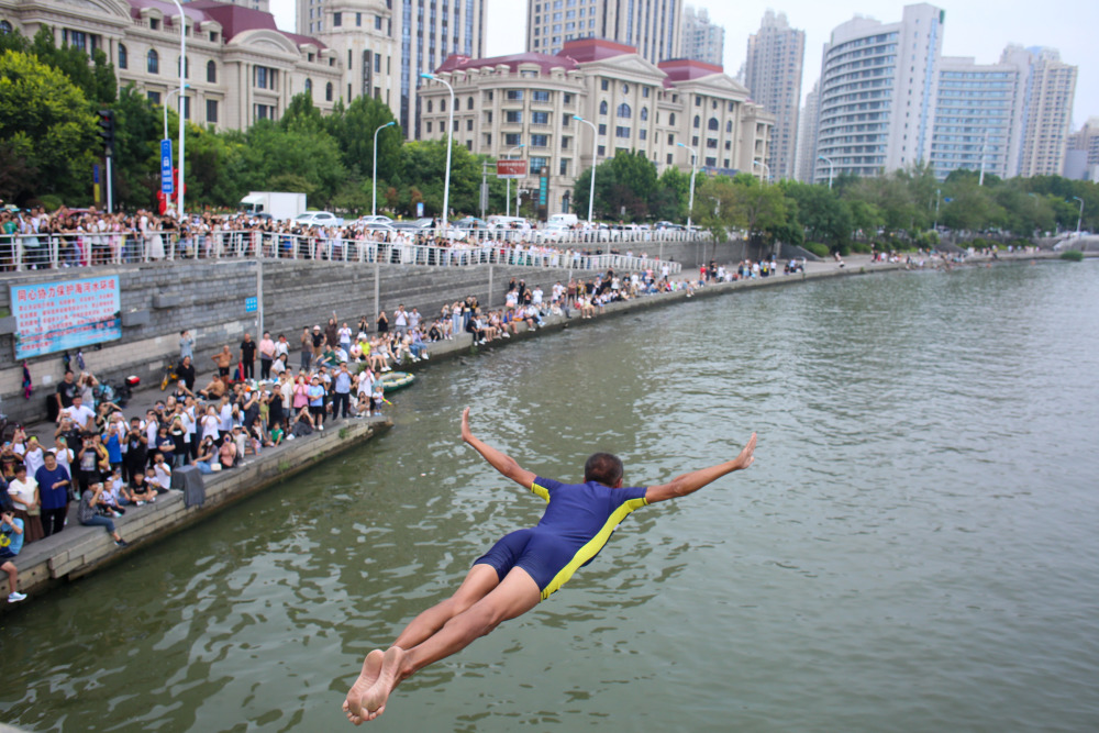 狮子林桥跳水爆红天津大爷不愧人均全红婵