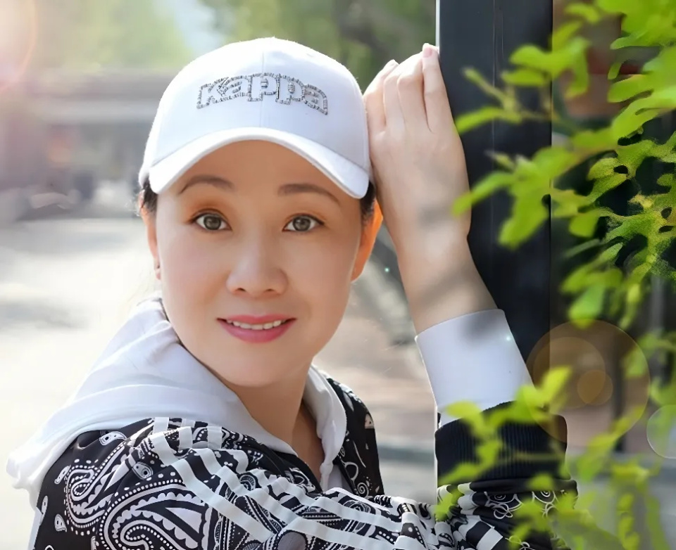 康群智:演恶婆婆被骂,嫁给小男人,生下帅儿子,年近七十很幸福