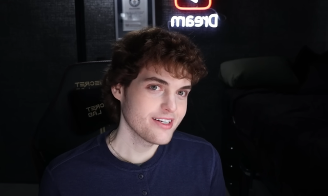 但在去年10月,dream终于在直播时拿掉面具,向观众展示了自己的真实