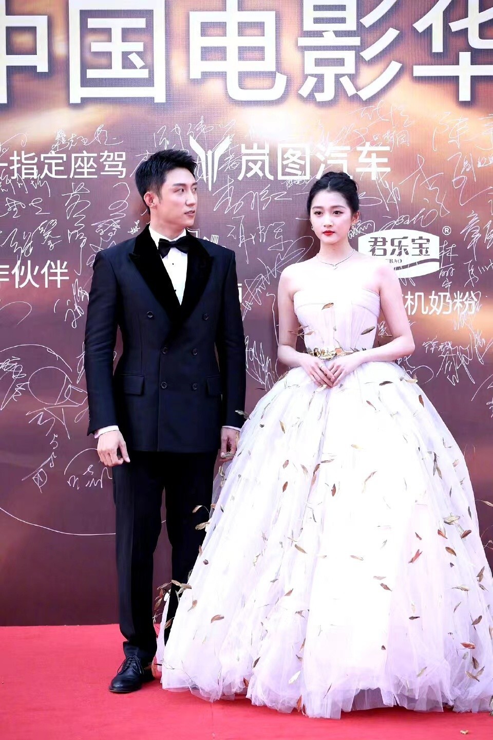 华表奖众星造型,杨颖关晓彤优雅,娄艺潇臃肿,王一博裤子开线_腾讯新闻