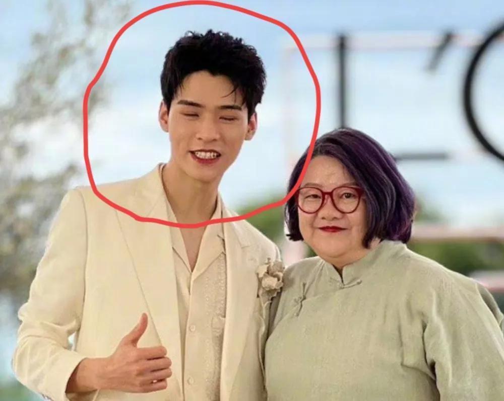 洪晃参加戛纳电影节,和中国明星同框合影,晒龚俊"丑照"引争议_腾讯