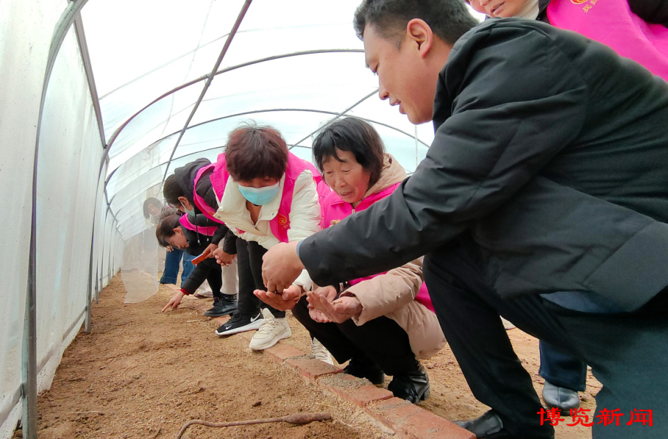沂源县东里镇兵妈妈们学技术迎三八