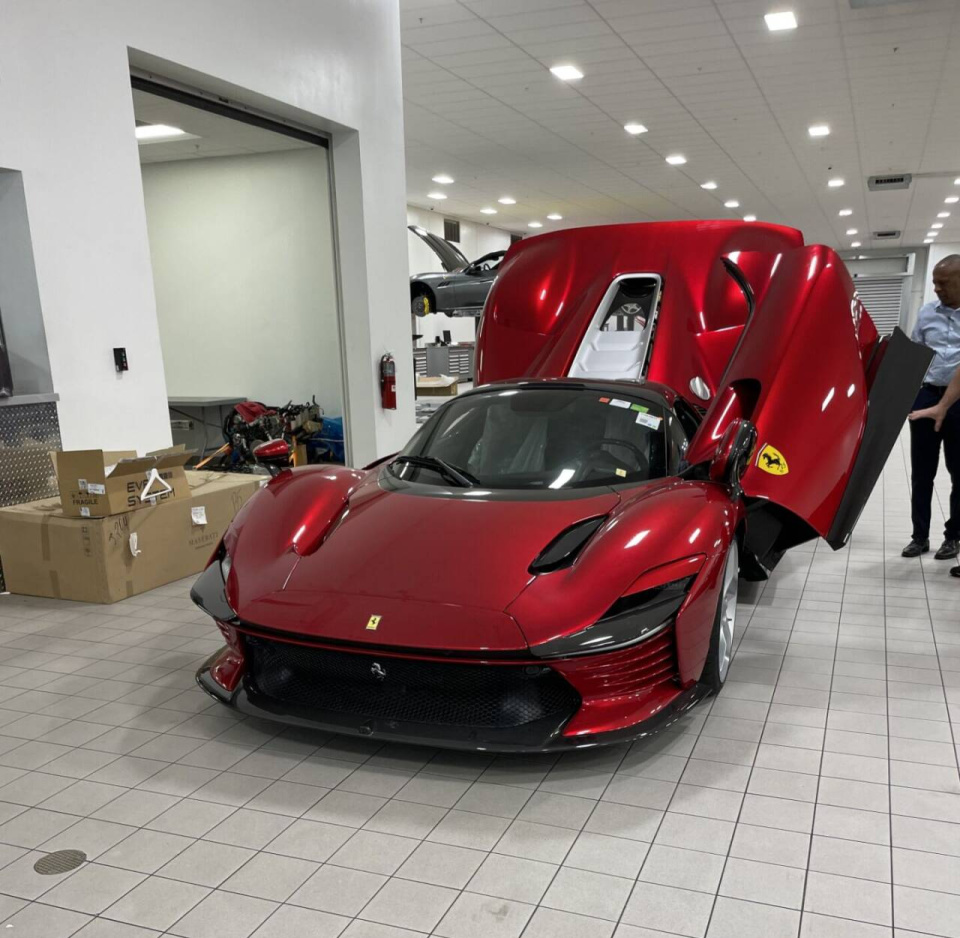 c罗再提新豪车,车库已经放不下,短暂忘却了球场烦恼