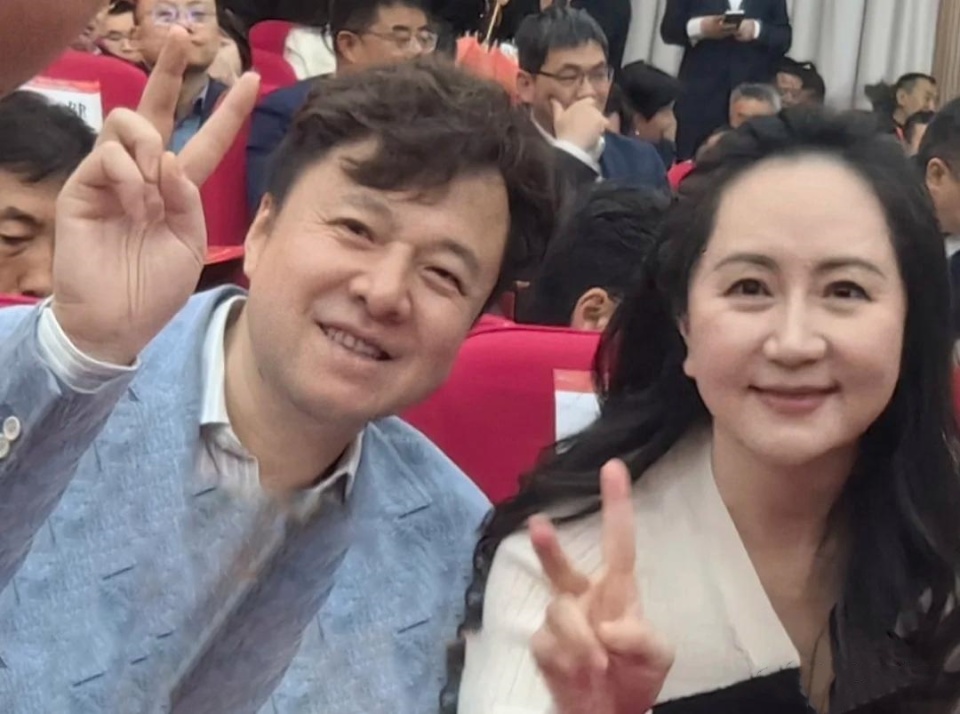孟晚舟现身成都七中，穿搭打扮温婉大气，与老公刘晓棕同框很恩爱_腾讯新闻