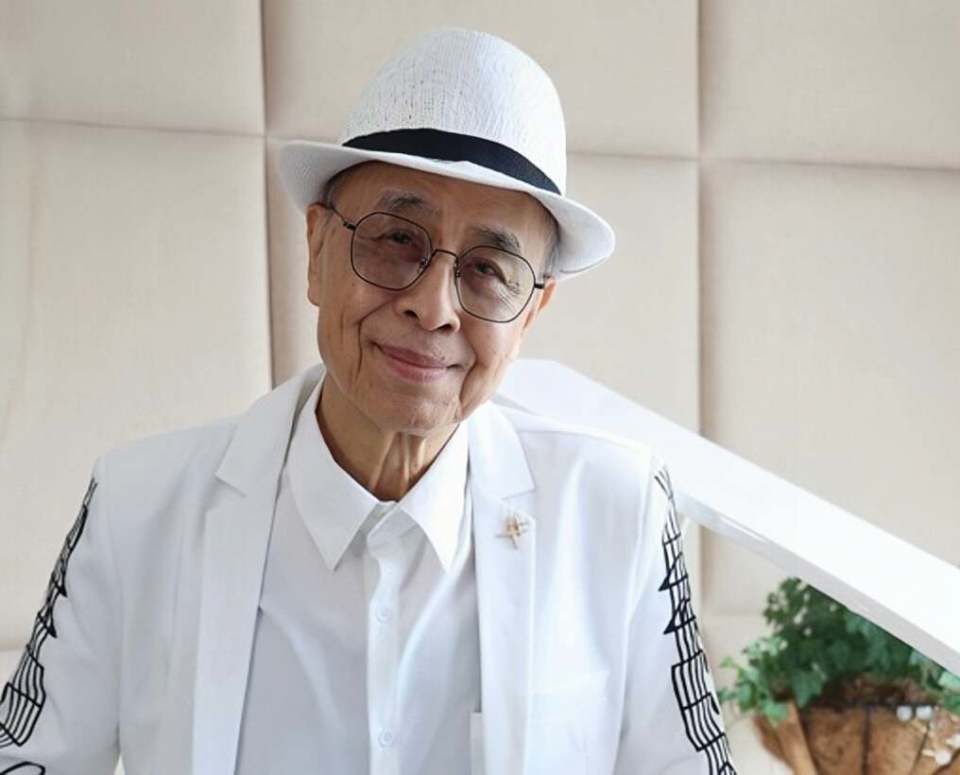 香港歌王患糖尿病骨瘦如柴，前女友患癌离世，与年轻女子谱黄昏恋_腾讯新闻
