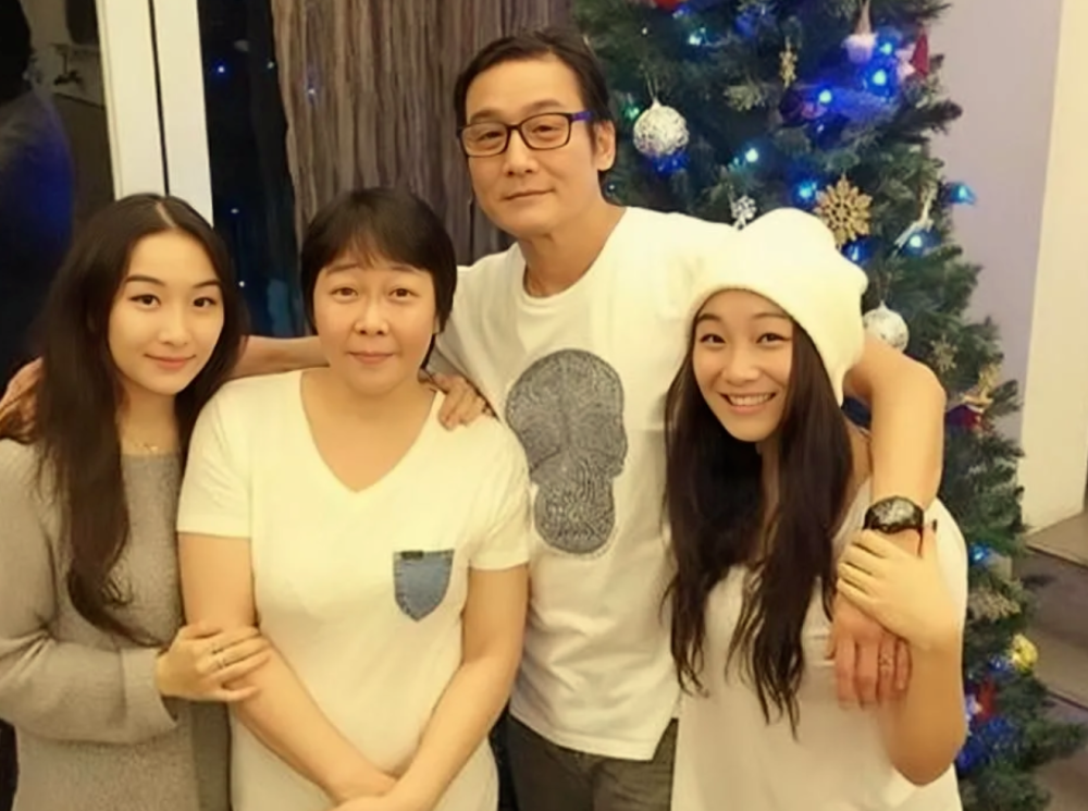 梁家辉其实是有一对双胞胎女儿的,梁静曦还有个同胞姐姐叫梁颖晨.