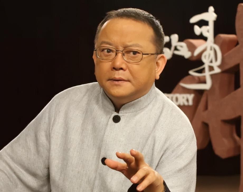 77岁王刚苍老难掩，妻子每天要照顾三位老人，为真爱买单！_腾讯新闻