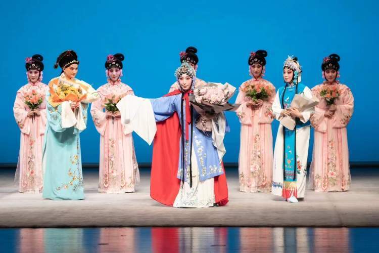 据悉,继2023年"伶歌三叠"京剧专场促成北京京剧院,上海京剧院,大连