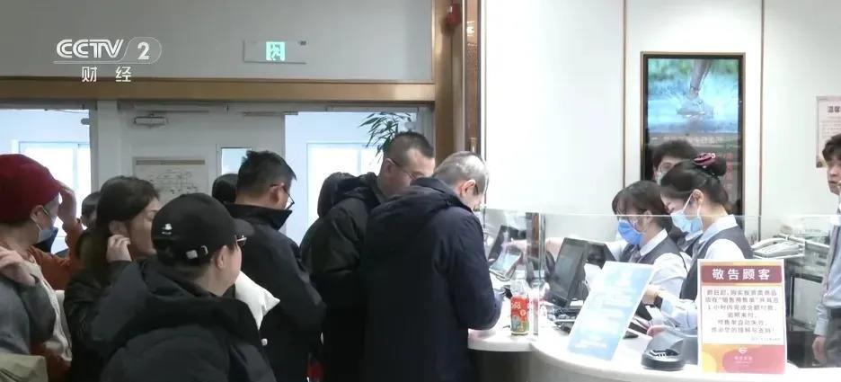金价暴跌后有人排队套现200万，有人疯狂抄底，专家警告价格波动成新常态_腾讯新闻