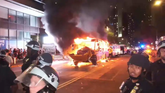 纽约疯狂庆祝夺冠又现暴力事件！一辆校车被烧毁17岁少年中枪
