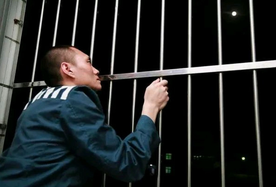 河南“淫魔”杨新海：猖狂到侵犯23名女子，4年间67人被害身亡_腾讯新闻