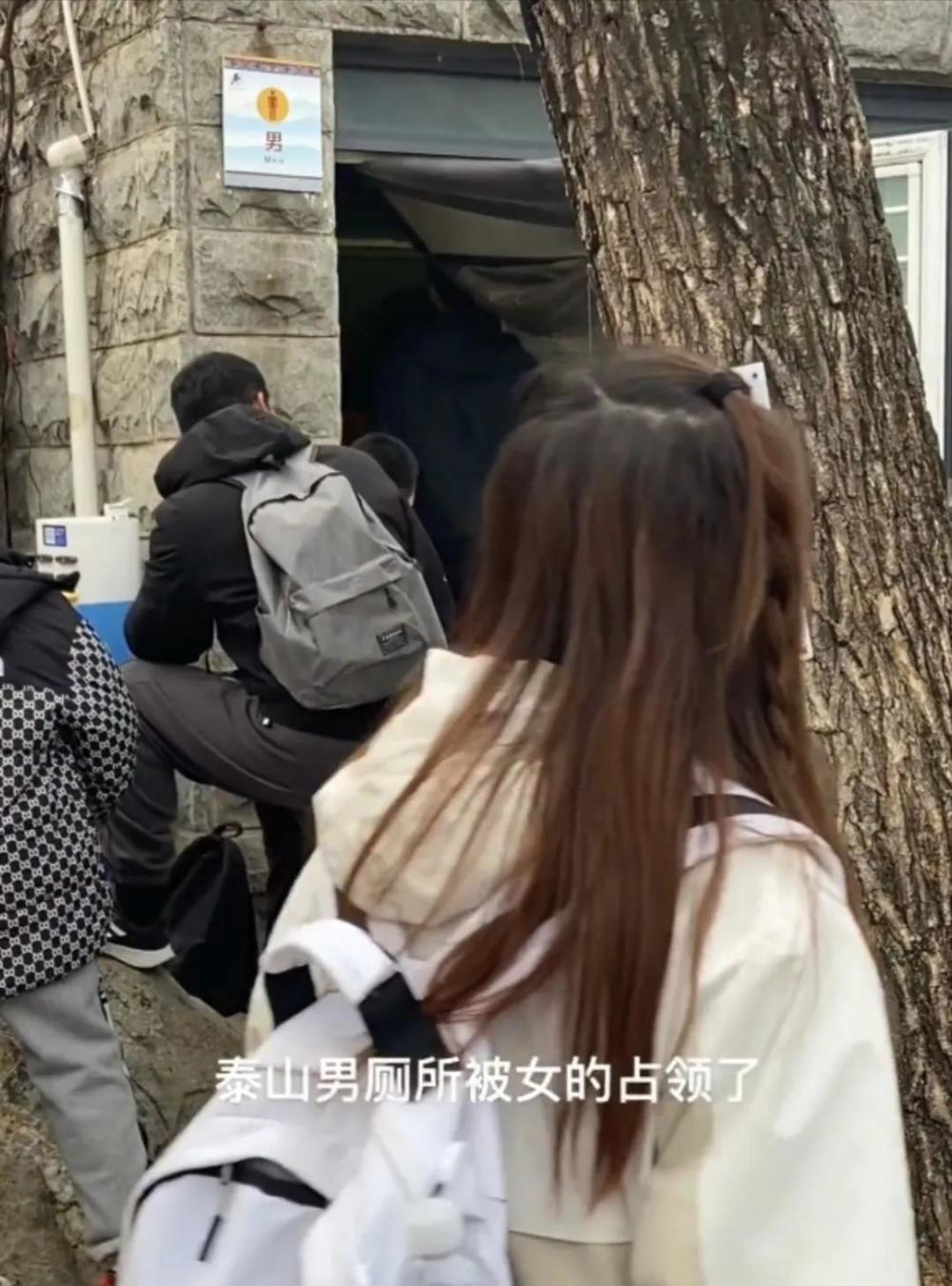 游客一多,自然而然公共厕所也成为了稀缺的资源.