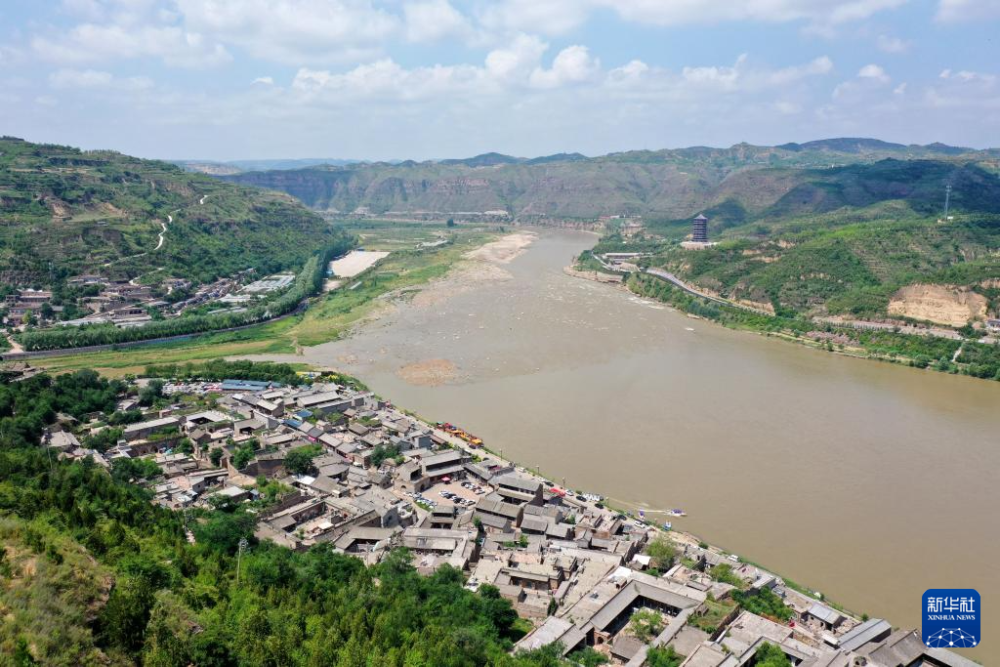 黄河边的山西省临县碛口古镇(2023年8月2日摄,无人机照片)