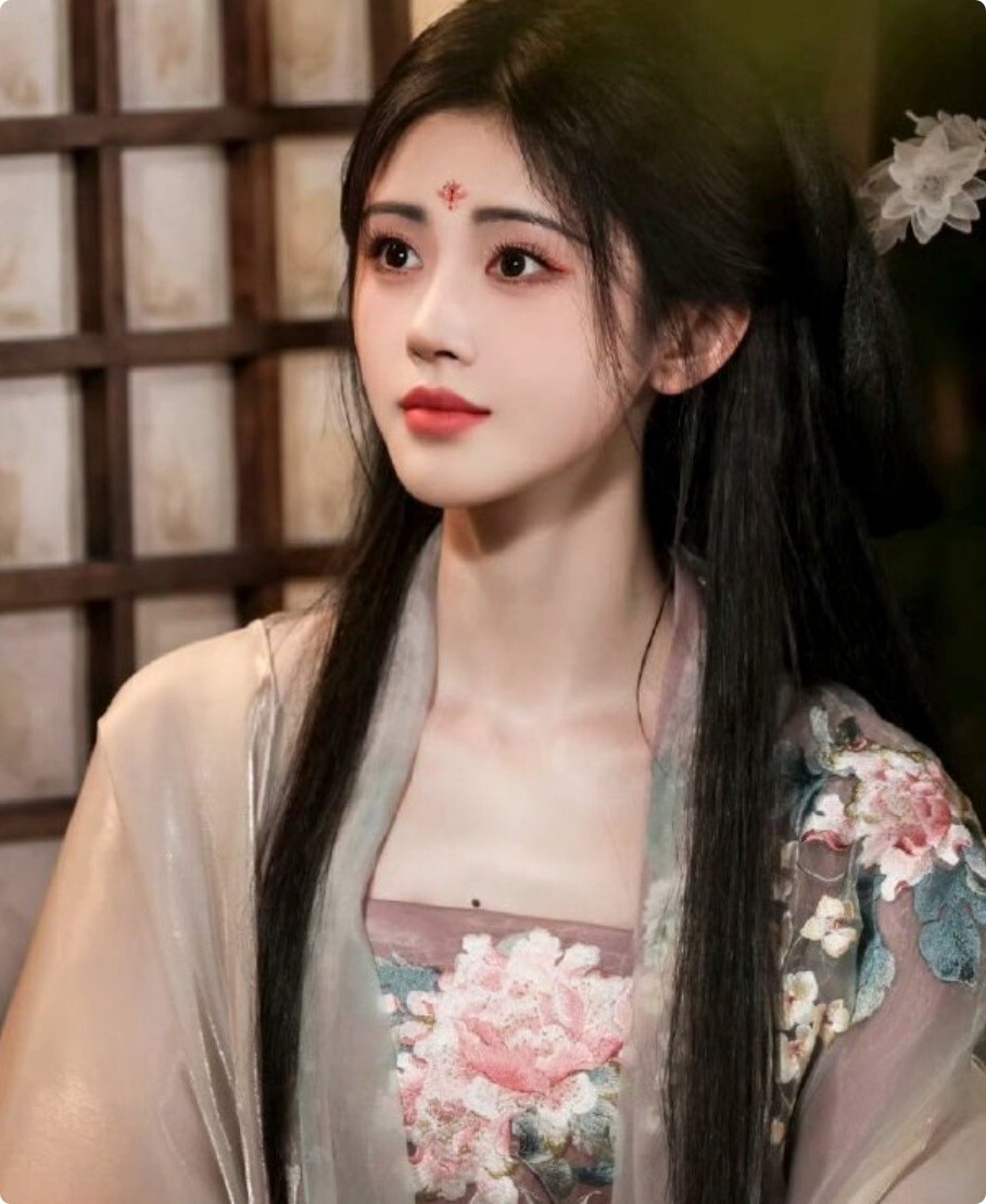 被鞠婧祎扮演的嫦娥惊艳了,仙气飘飘,但这半永久妆容太出戏了吧