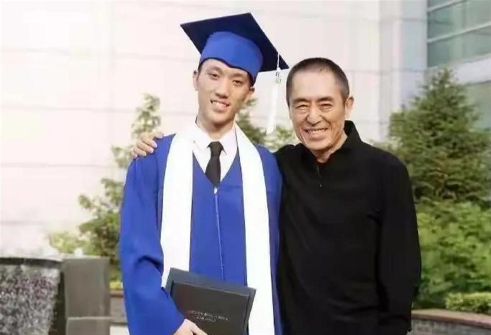 张艺谋儿子张壹丁耶鲁大学毕业，张艺谋和陈婷赴美参加毕业典礼！_腾讯新闻