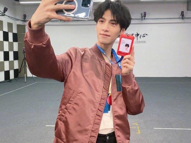 34岁罗云熙近照瘦出新高度,网友直言越看越奇怪_腾讯新闻