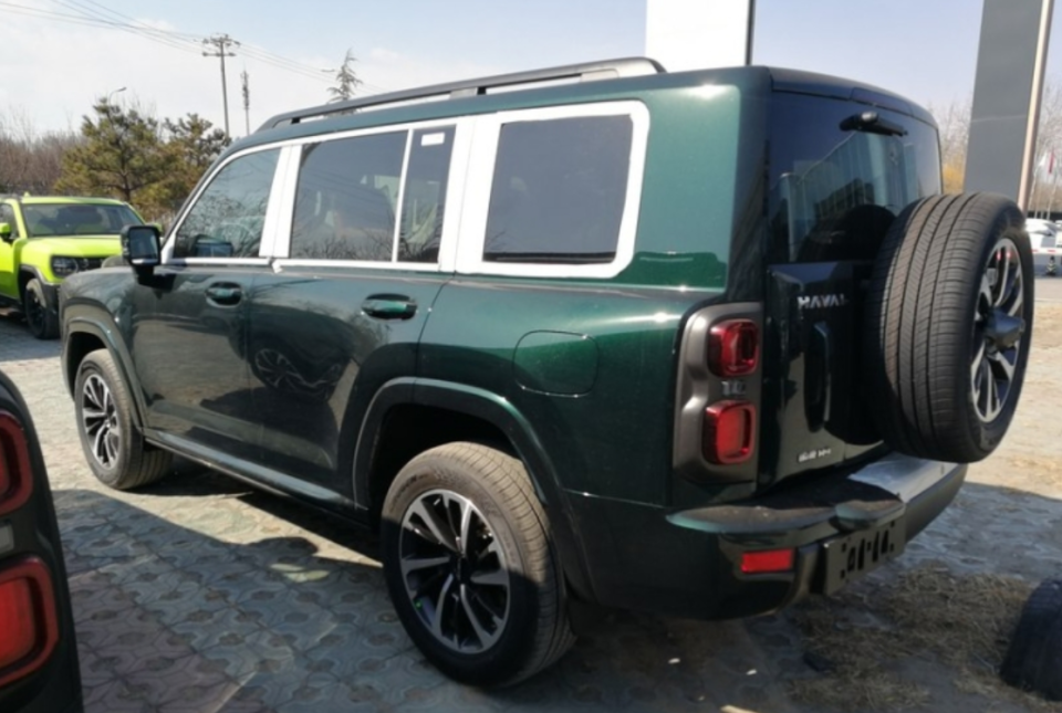 价格上会比较接近自己家的坦克300,而哈弗h9的尺寸定位会比坦克300