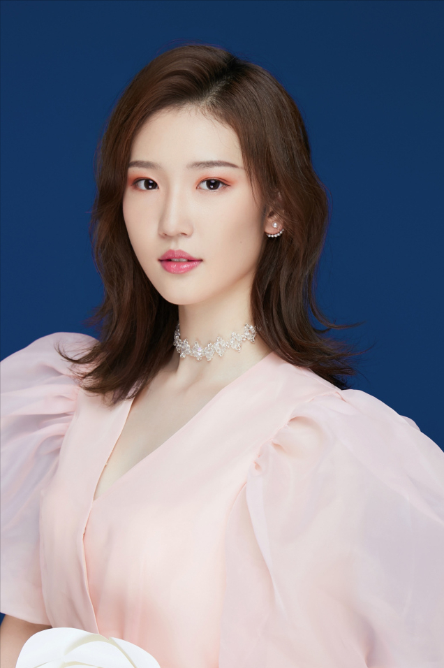 出道时间也不长,没毕业时就在玄幻电影《雪鹰领主》中饰演雪鹰的母亲