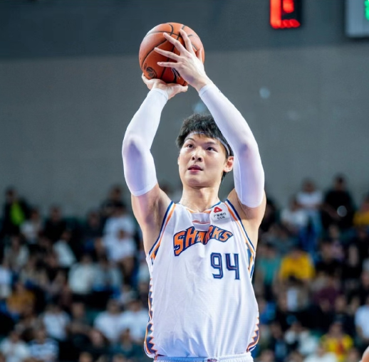 王哲林消极提前退赛原因曝光:主帅透露腿部拉伤 被队友搀扶上救护车