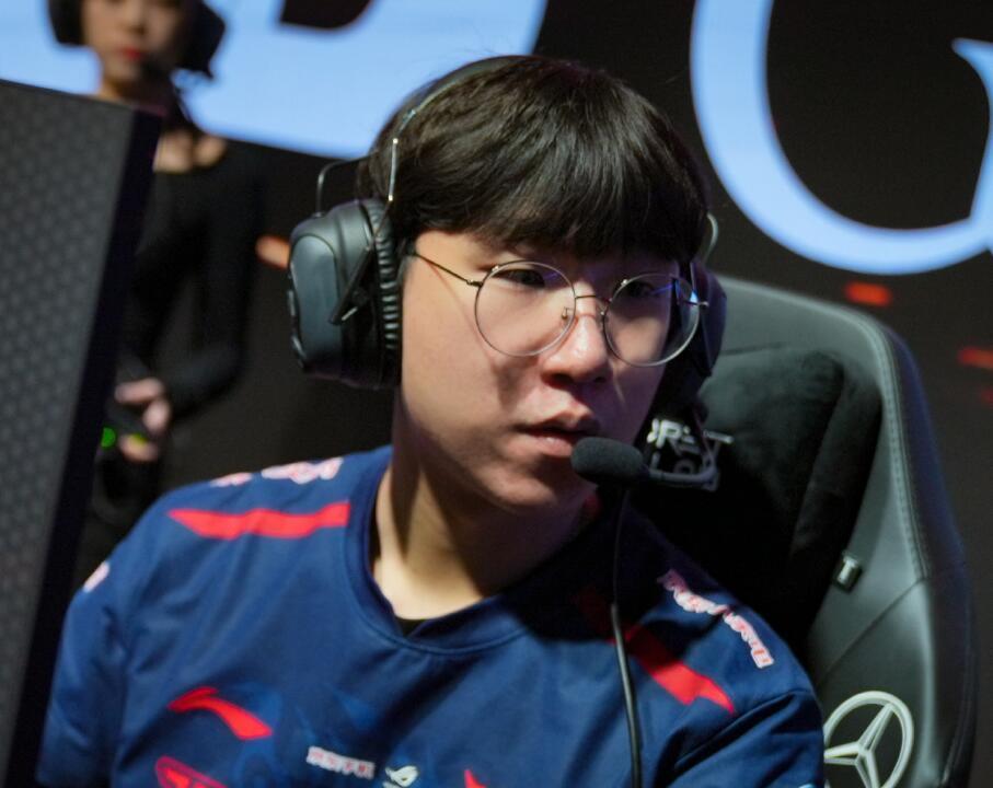 还有一些话题也引起了热议,其中就有jdg的一位选手,他就是ad尺帝ruler