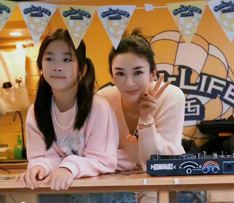 黄奕带女儿出游,11岁铛铛近照变化大好漂亮,身高猛蹿直追妈妈_腾讯