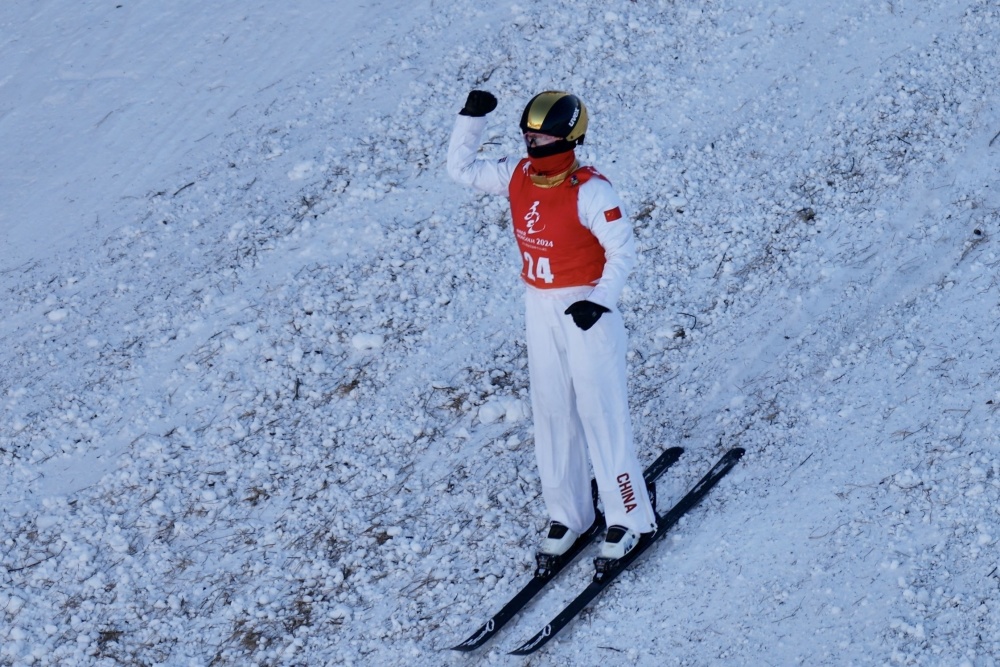 2月21日中午,第十四届全国冬季运动会自由式滑雪女子空中技巧项目在