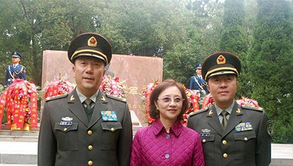 育有2子1女,长子是东部战区原副司令员,东部战区陆军原司令员秦卫江