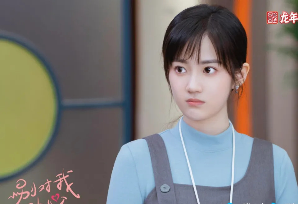 汤梦佳一张娃娃脸显得很年轻,可塑性也很强,古装剧,年代剧和都市时装