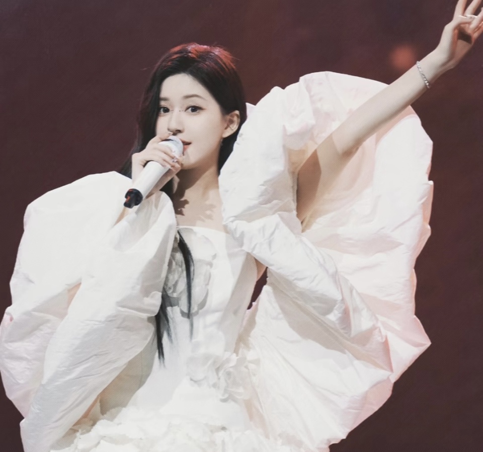 赵露思打广告被质疑假喝粉丝拉踩杨紫失败反被打脸