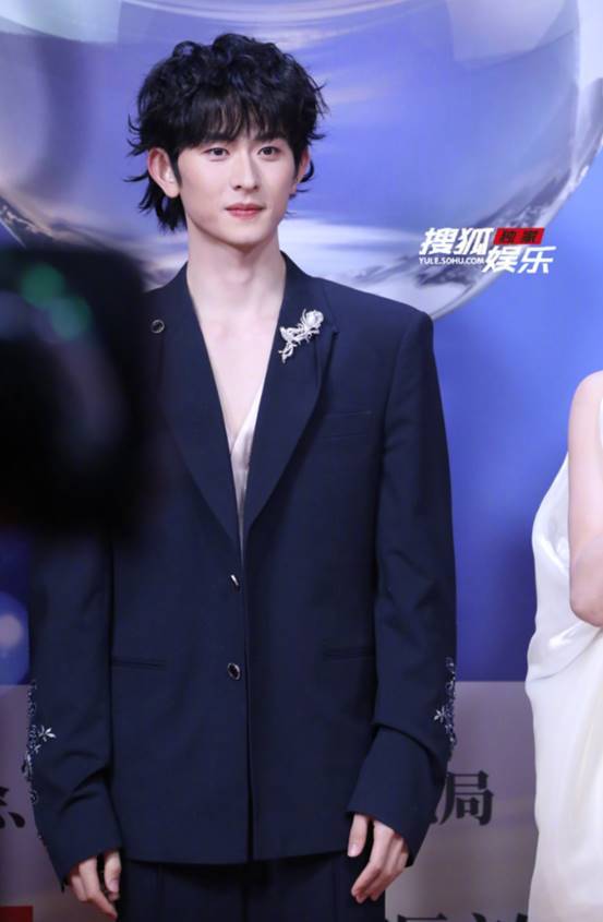 短劇品質盛典：洪欣身材傲人，余茵好美，向佐用腳踢主持人 - 