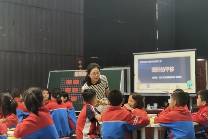 衢州小学开展课堂教学展示,乌什县一百余名数学专任教师参会.