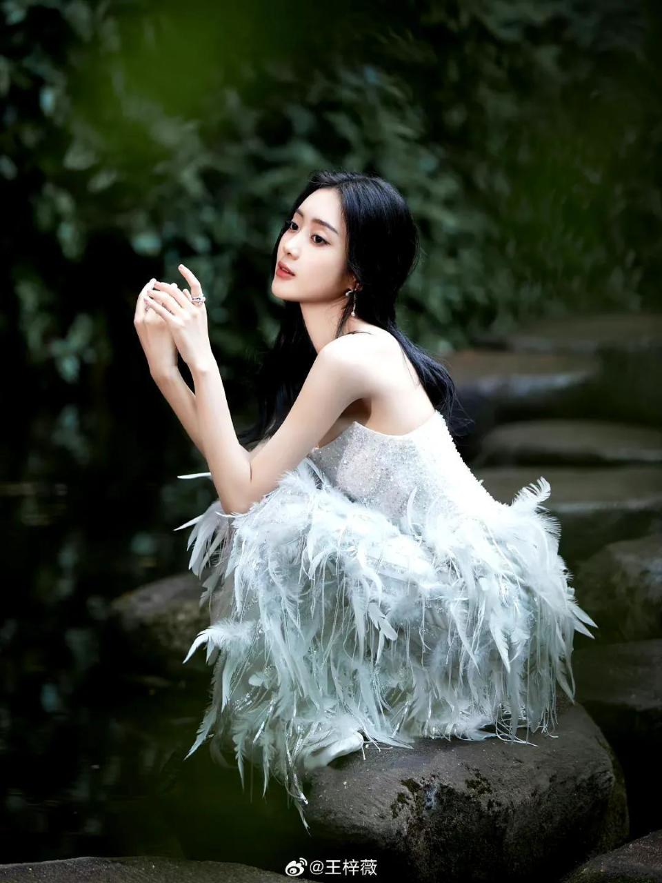 王梓薇自爆被换角4次,感恩赵丽颖得以2搭,娱乐圈现实与温暖并存_腾讯