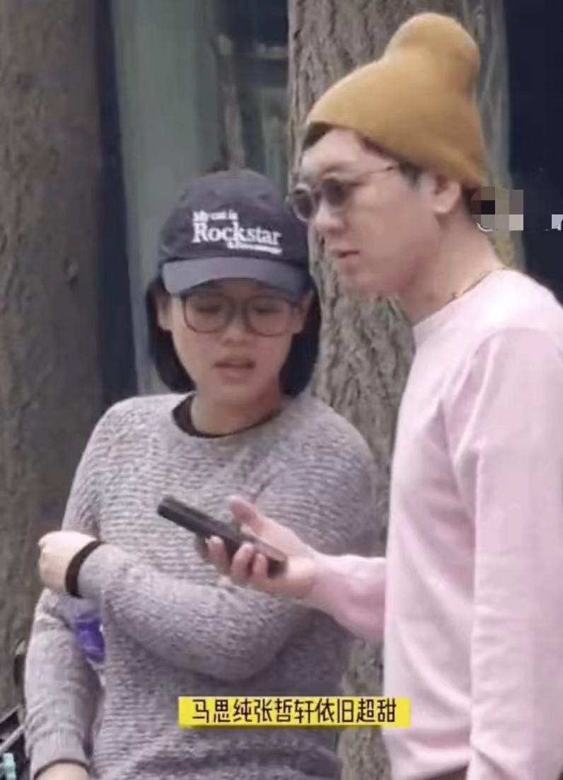 男友张哲轩无名指戴戒指难道和马思纯隐婚了