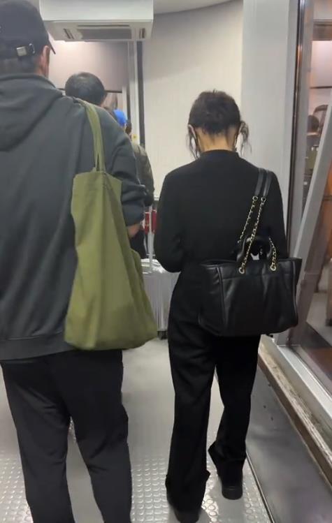 背影入镜的张子枫,肩上背着的黑色香奈儿大包虽说有些压个,但好漂亮.