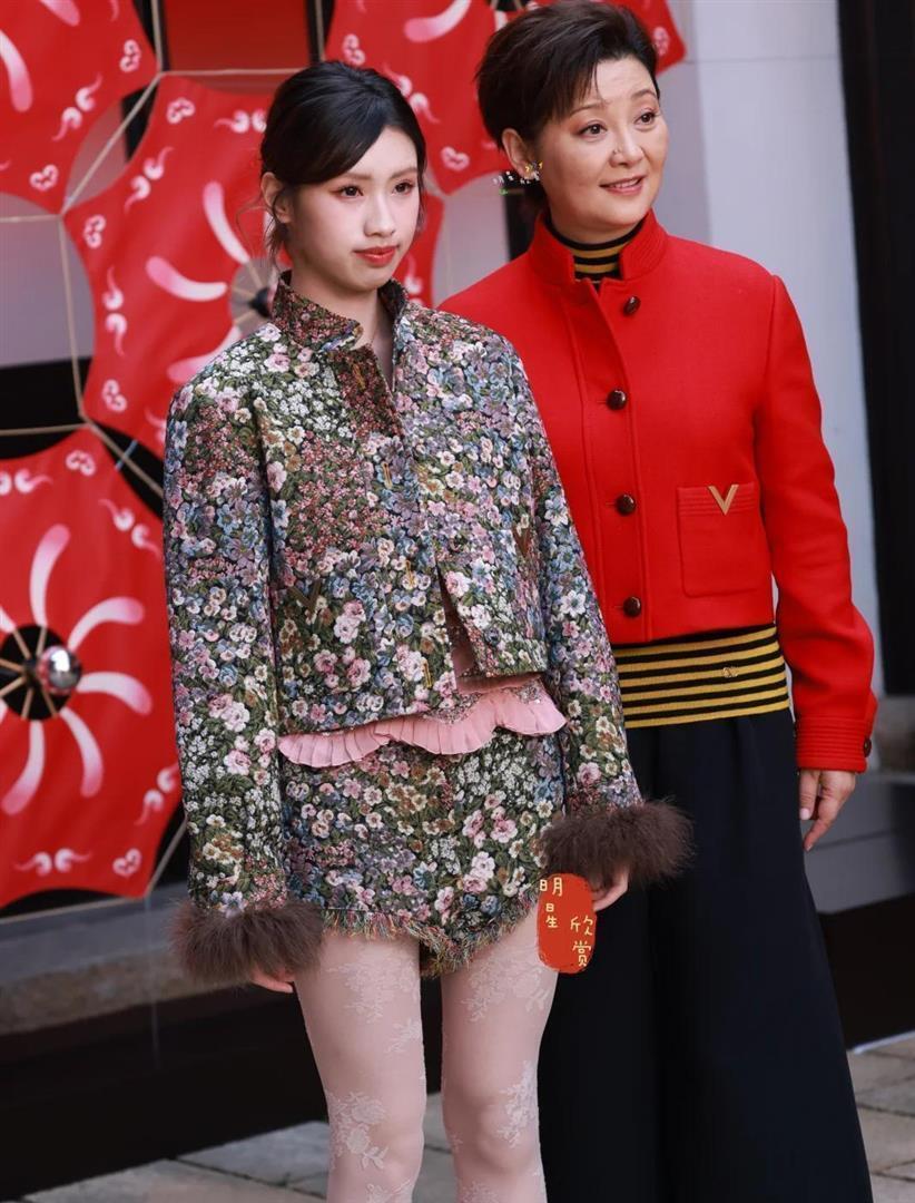 冯小刚女儿出席上海活动，花裤衩太大被嘲精致土，拒绝妈妈拉手...-腾讯新闻