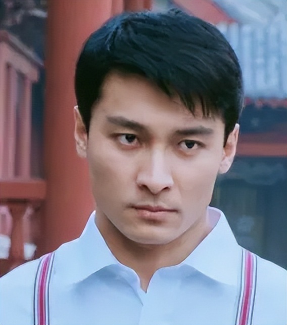 《梅艳芳菲》里从小警察蜕变为一代巨星的刘家华;即使他交出了不少