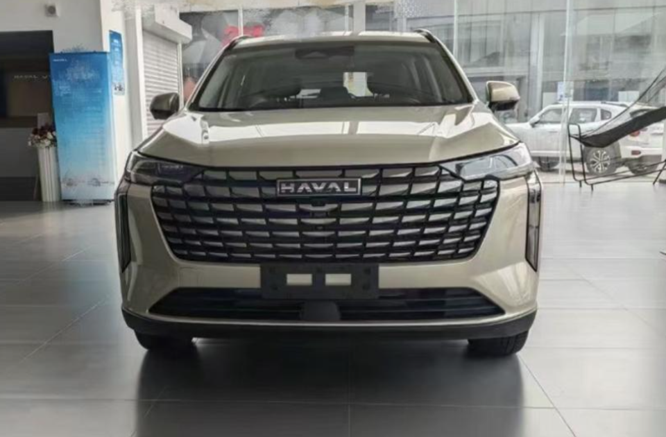 首批四代哈弗h6进店,"泪痕大灯"羽翼中网,9速变速箱大升级