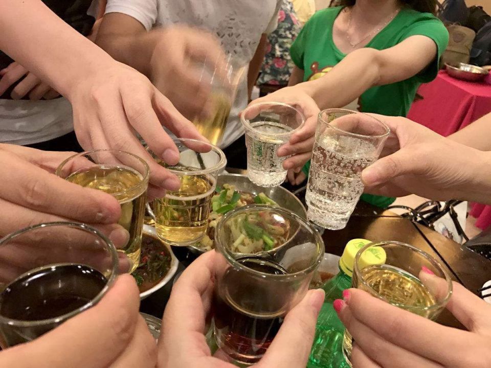 过年聚餐,酒桌上"最掉价"的6种行为,年过45岁的人要知道