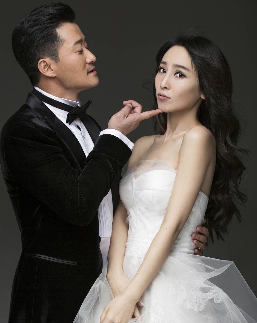 吴京晒亲子旷野大片,与两个儿子合影互动温馨,氛围感拉满_腾讯新闻