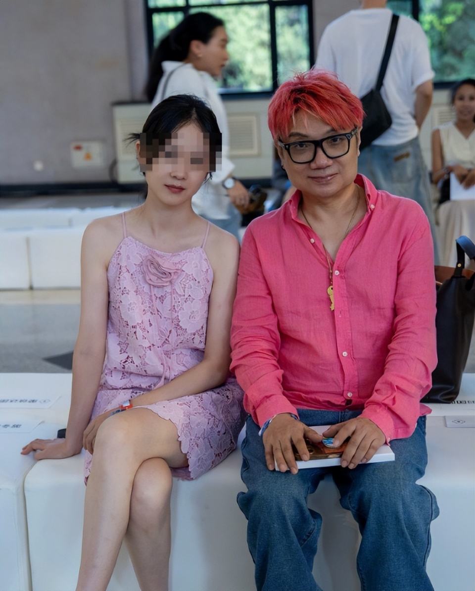 网友曝于朦胧聚餐5人身份，导演程青松自证不在场，另一编剧被骂_腾讯新闻
